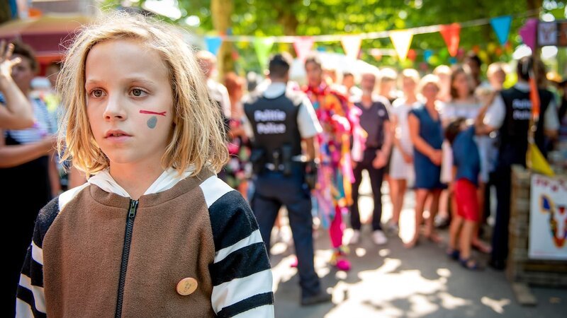 Elias (Mo Bakker) kann nicht fassen, dass Binti und ihr Vater abgeschoben werden sollen. – Bild: KiKA/​2019 BULLETPROOF CUPID bvba