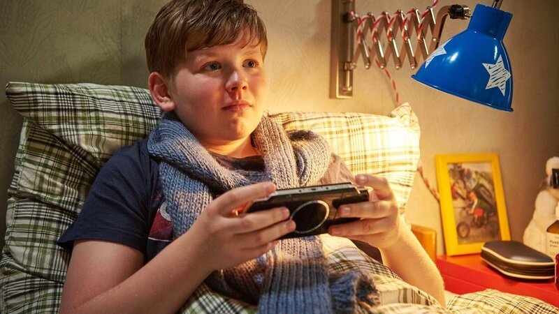 Luca (Luis Kain) ist krank und braucht Mamas ganze Zuwendung – da ist für den ebenfalls kranken Tobi kaum Zeit. – Bild: RTL /​ Reiner Bajo