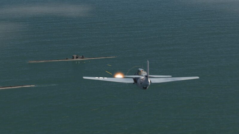 Ein amerikanisches trägergestütztes Flugzeug nimmt in einem computergenerierten Bild ein deutsches Nachschub-U-Boot „Milchkuh“ unter Maschinengewehrfeuer.   (Pazifikflotte II Productions Inc.) – Bild: Pacific Fleet II Productions Inc. /​ Pacific Fleet II Productions Inc.