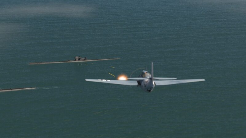 Ein amerikanisches trägergestütztes Flugzeug nimmt in einem computergenerierten Bild ein deutsches Nachschub-U-Boot „Milchkuh“ unter Maschinengewehrfeuer.   (Pazifikflotte II Productions Inc.) – Bild: Pacific Fleet II Productions Inc. /​ Pacific Fleet II Productions Inc.
