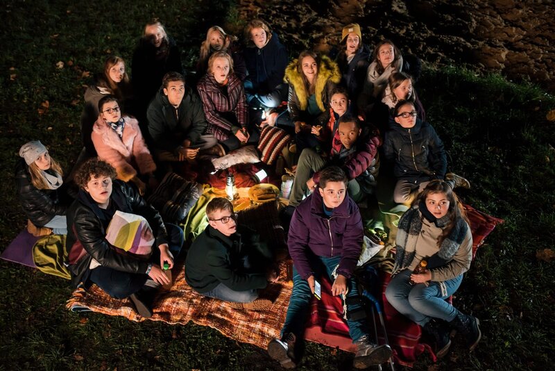 Die Schüler samt Pit (Ferenc Amberg, Mitte vorn) haben eine himmlische Erscheinung. – Bild: MDR/​Saxonia Media/​Felix Abraham