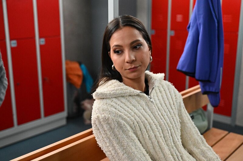 Charlotte „Charlie“ (Shaolyn Fernandez) versichert Deniz, sich nicht verunsichern zu lassen. – Bild: RTL /​ Julia Feldhagen