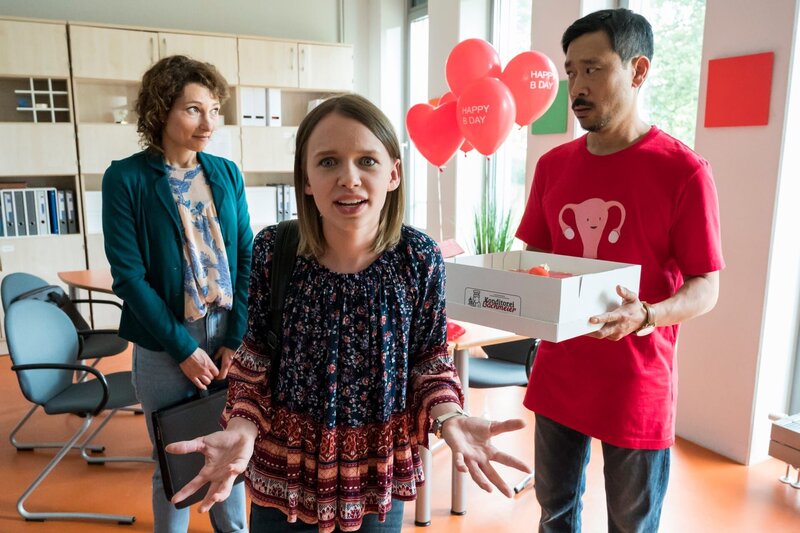 Jona (Hellen Möller, Mi.) versteht ihren Papa (Ill-Young Kim, re.) nicht und umgekehrt. (li. Janina Elkin) – Bild: MDR/​Saxonia Media/​Jens-Ulrich Koch