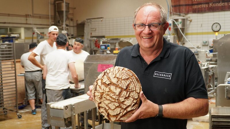 Bäcker Heiner Beck von der Schwäbischen Alb setzt für sein Brot auf Rohstoffe in Bio-Qualität und eine lange Teigruhe. – Bild: ZDF