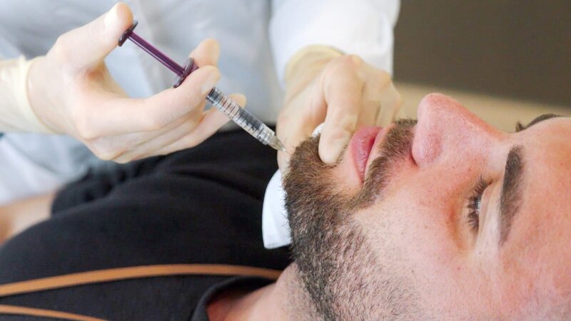 Längst entscheiden sich auch junge Männer für Beauty-Eingriffe, auch Peter. – Bild: SRF/​Philadelphia Medien GmbH