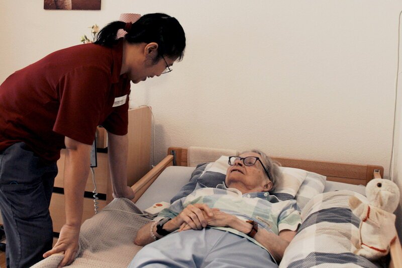 Pflegefachkräfte für die Schweiz – Rettung vor dem Pflegenotstand. Pflegerin betreut eine Patientin – Bild: SRF1