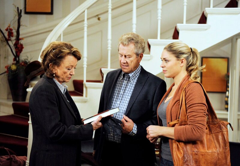 ARD ROTE ROSEN FOLGE 1441, Britta (Jelena Mitschke, r.) beschließt, sich zukünftig aus den Eheproblemen ihrer Eltern Hartmut (Michael Schwarzmaier, M.) und Hannelore (Barbara Focke, l.) herauszuhalten. – Bild: ARD/​Nicole Manthey