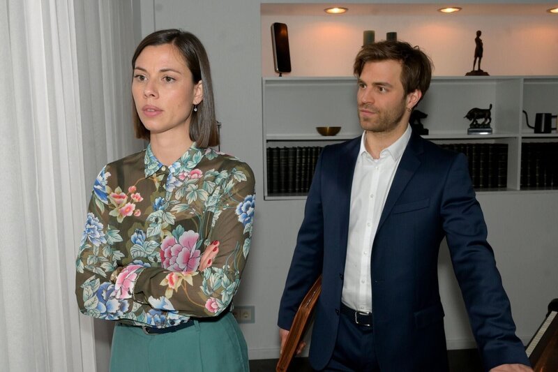 Julian (Onno Buß) tut es leid, dass Matilda (Anna-Katharina Fecher) bei Gerner weiterhin in der zweiten Reihe steht. – Bild: RTL /​ Rolf Baumgartner