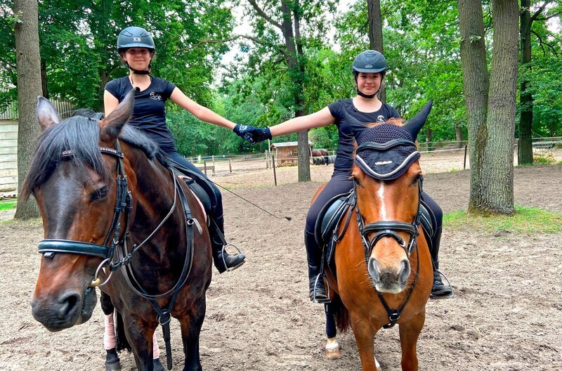 Sara (l.) mit Pferd Amazone und Lena (r.) mit Pferd Merli. Die beiden voltigieren leidenschaftlich gerne und lieben ausgedehnte Ausritte. – Bild: SWR Sara (l.) mit Pferd Amazone und Lena (r.) mit Pferd Merli. Die beiden voltigieren leidenschaftlich gerne und lieben ausgedehnte Ausritte. – Bild: SWR