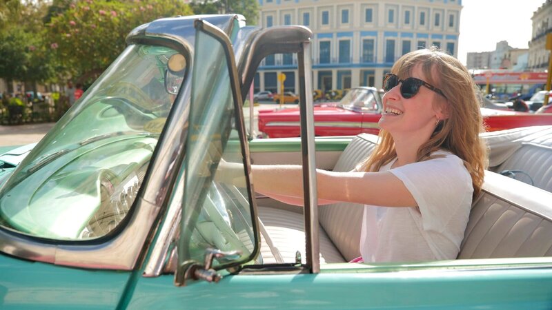 Nina Heins bei einer Oldtimer-Tour durch Havanna. – Bild: ZDF und HR/​Jonas Weinhold