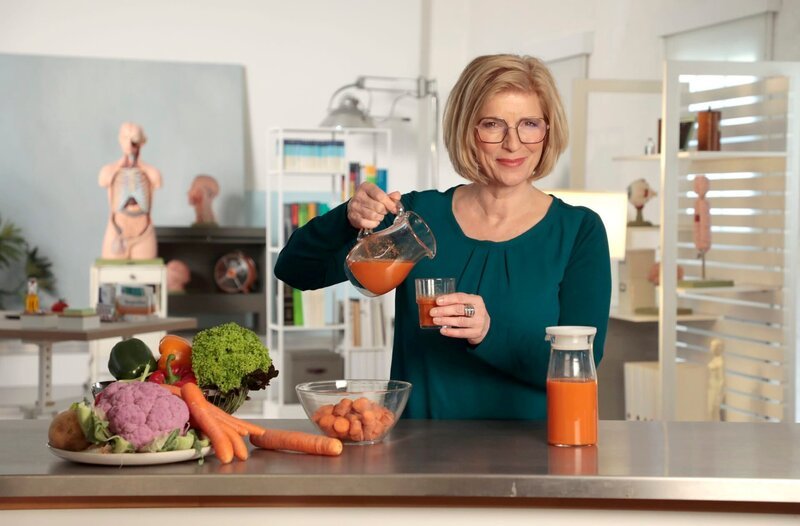Möhren sind ein echtes Superfood, reich an Vitaminen, Ballaststoffen – und vor allem Betacarotin. Das ist der Farbstoff, der der Karotte ihre Farbe verleiht. Immer wieder hört man auch, dass Betacarotin sogar vor Sonnenbrand schützen soll – quasi von innen. Was ist da dran? Susanne Holst verrät es – bei „Wissen vor acht – Mensch“. – Bild: ARD/​Mike Christian