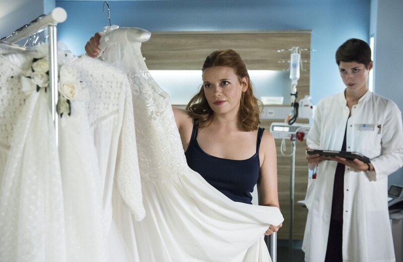 Nina Fröbel (Sina Reiß, l.); Dr. Theresa Koshka (Katharina Nesytowa, r.) – Bild: ARD /​ Jens-Ulrich Koch