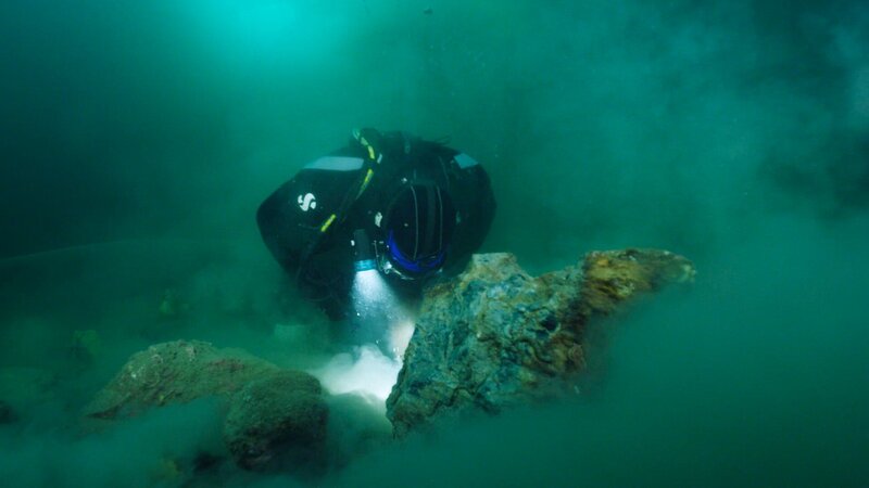 Shawn Pomrenke digs deep under a boulder he flipped, hoping to follow a good pay streak. – Bild: Discovery Communications /​ Discovery Channel