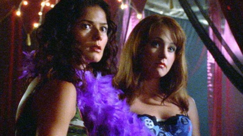 Eine Strip-Tänzerin (Darstellerin unbekannt, r.) vertraut Jordan (Jill Hennessy) Interessantes über eine Mordnacht an. – Bild: RTL