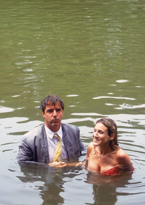 Das Treffen zwischen Carrie (Sarah Jessica Parker, r.) und Big (Chris Noth, l.) fällt im wahrsten Sinne des Wortes ins Wasser. – Bild: HBO