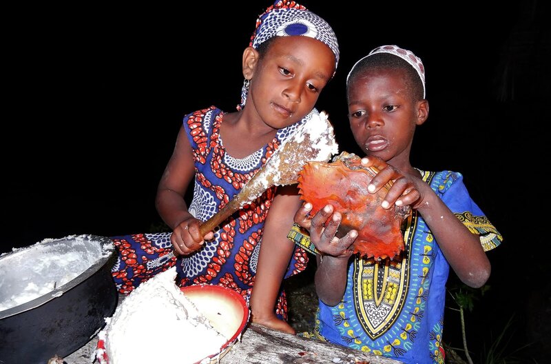 Am Abend haben Awena und Abduli endlich eine leckere Krabbe zum Essen. – Bild: SWR/​Frank Feustle
