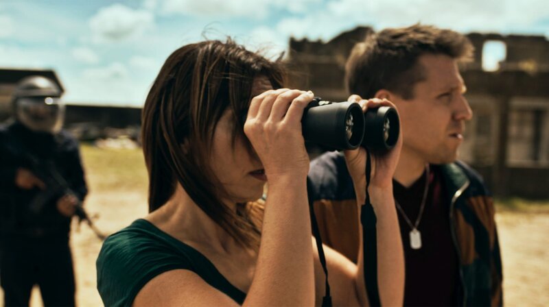 Hanna Landauer (Ulrike C. Tscharre) und Lars Röwer (Hanno Koffler) bei der Übergabe des Lösegelds. – Bild: ARD Degeto/​WDR/​Wiedemann & Berg/​Repro