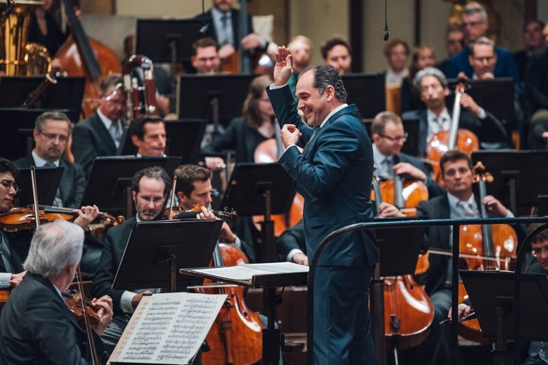 Die musikalische Leitung des Abends liegt in den Händen von Tugan Sokhiev. – Bild: Niklas Schnaubelt /​ ZDF