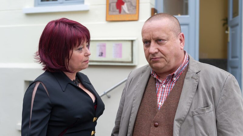 Hella Morgenroth (Marie Gruber) und Jan Reuter (Udo Kroschwald). – Bild: ZDF/​Marc Meyerbroeker