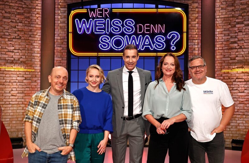 Moderator Kai Pflaume (M.) und seine Rateteam-Kapitäne Bernhard Hoëcker (l.) und Elton (r.) begrüßen in dieser Sendung die Schauspielerin Anna Maria Mühe (2.v.l.) und die Schauspielerin Natalia Wörner (2.v.r.). – Bild: ARD/​Morris Mac Matzen