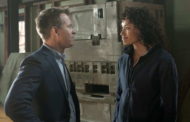 l-r:  Todd Lasance als AFP Liaison Officer Sergeant Jim ‚JD‘ Dempsey und Olivia Swann als NCIS Special Agent Captain Michelle Mackey – Bild: CBS/​Paramount /​ Daniel Asher Smith/​Paramount+