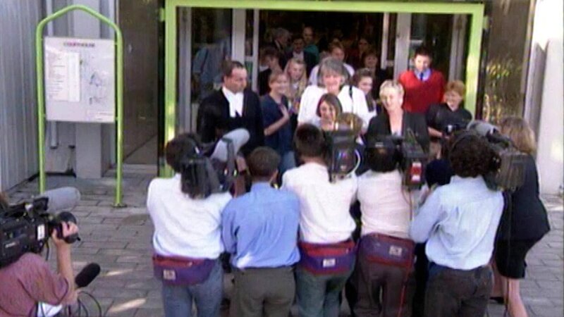 Gedränge nach fallengelassener Anklage gegen Frauen. – Bild: Crime + Investigation