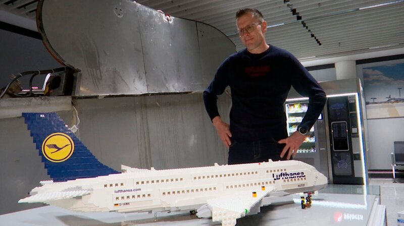 Nils Hartwig liebt Lego und baut große Flugzeuge ohne Anleitung oder Pläne nach. Da staunen sogar Airbus- und Lego-Ingenieure: Aus 7126 Steinen besteht sein jüngstes Projekt, ein Airbus A380, das größte Passagierflugzeug der Welt. Den Bauplan hat der Zahntechniker selbst erstellt. Jetzt darf er den Flieger am Flughafen ausstellen. – Bild: HR