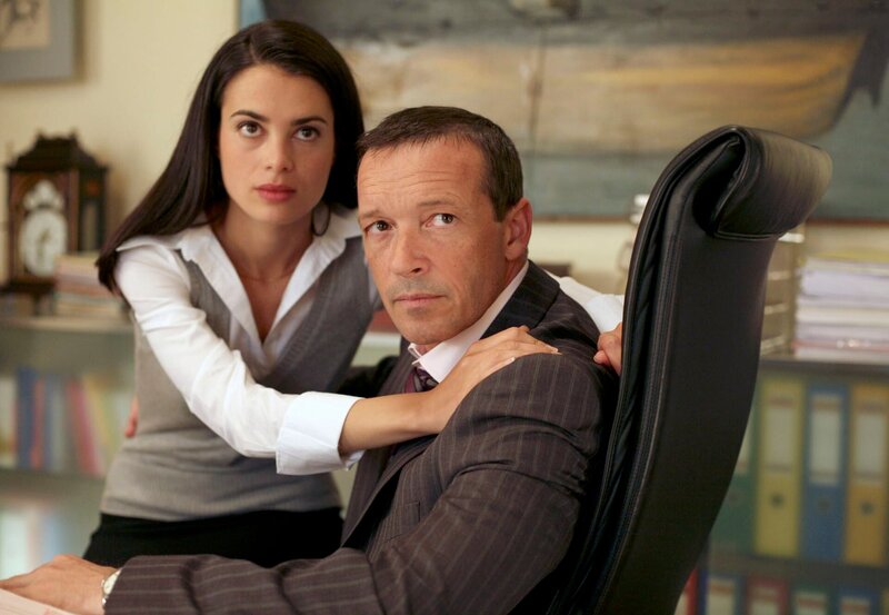 11.08) um 10:30 Uhr im Ersten. Peter (Michael Roll) hintergeht seine Frau mit seiner Geliebten Jacqueline (Mira Miljkovic). – Bild: Bavaria Fernsehproduktion/​Graf Filmproduktion/​Petro Domenigg