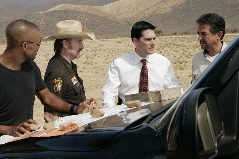 Werden sie Frost finden, bevor er sein Opfer umbringt?: Morgan (Shemar Moore, l.), Sheriff Williams (Jim Beaver, 2.v.l.), Hotch (Thomas Gibson, 2.v.r.) und Rossi (Joe Mantegna, r.) … – Bild: ABC Studios /​ Cliff Lipson