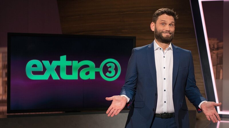 Christian Ehring – Moderator des NDR Satiremagazins extra3 – Bild: SWR/​NDR/​Jonas Fülscher