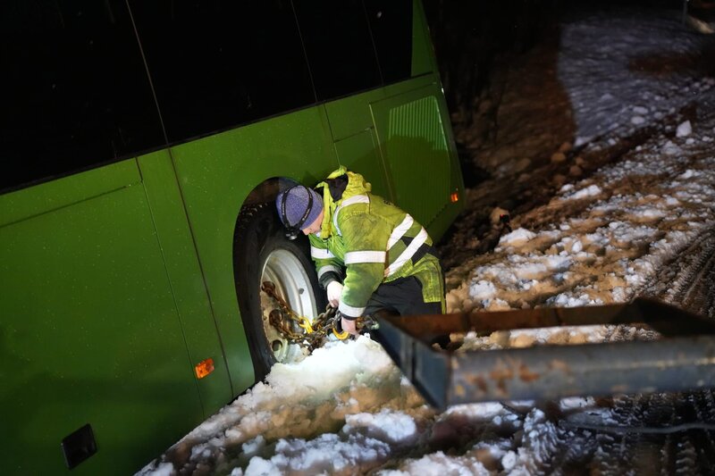 Oerjan verbindet eine Kette mit dem Rad des Busses. (National Geographic) – Bild: National Geographic /​ National Geographic