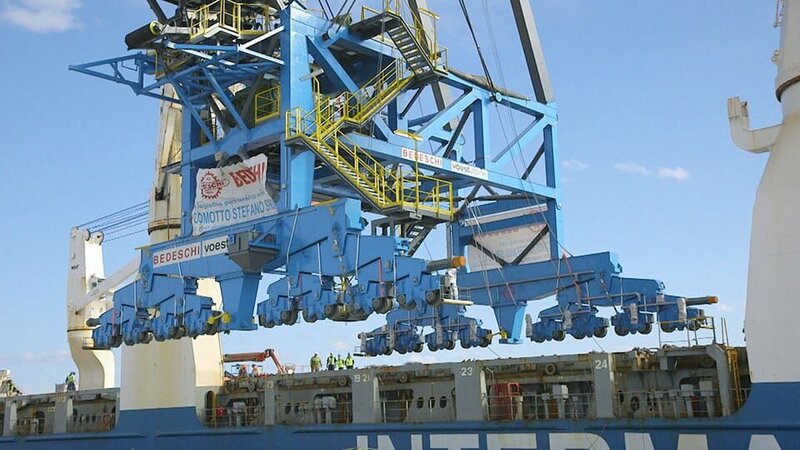 Shaine und seine Kollegen entladen einen Zug mit 45 Waggons mit dem begehrten Material am Hafen von Baton Rouge, damit sie per Schiff auf die Reise nach England gehen können. – Bild: Discovery Channel