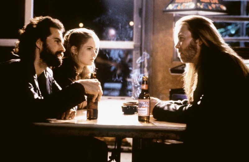 Die Undercover-Drogenfahnder Jim Raynor (Jason Patric, li.) und Kristen Kates (Jennifer Jason Leigh, Mi.) sollen als Junkiepärchen getarnt den Drogenhändlerring von Will Gaines (Gregg Allman, re.) ausheben. – Bild: PR7; ProSieben Media AG Die Undercover-Drogenfahnder Jim Raynor (Jason Patric, li.) und Kristen Kates (Jennifer Jason Leigh, Mi.) sollen als Junkiepärchen getarnt den Drogenhändlerring von Will Gaines (Gregg Allman, re.) ausheben. – Bild: PR7; ProSieben Media AG