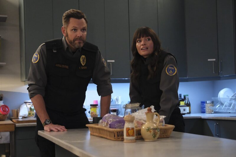 Frank Shaw (Joel McHale), Victoria Sands (Grace Palmer) – Bild: Bettina Strauss /​ FOX Entertainment