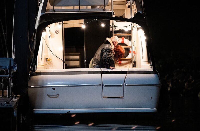 Betrunken sieht Heinrich, wie ein Mann auf einem Boot eine Frau angreift. – Bild: ARD/​Martin Valentin Menke