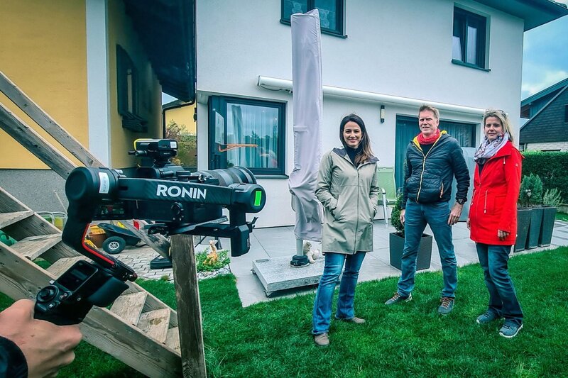 Christian Putz und Daniela Mika mit Lisa Gadenstätter (l.) im Garten ihres Hauses. Heute können sie ihr Haus wieder genießen, doch die Angst vor neuem Hochwasser bleibt! – Bild: BFILM /​ ORF