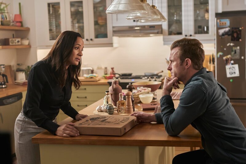 Nikki Batista (Dania Ramirez), Jason Grant (Scott Caan) – Bild: Shane Mahood /​ © 2023 Sony Pictures Television Inc. and Fox Media LLC. All Rights Reserved