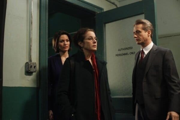 LAW & ORDER -- „Boy on Fire“ Episode 2014 -- Pictured: (l-r) Alana De La Garza as A.D.A. Connie Rubirosa, Debra Winger as Martha Woodside,   Linus  Roache as Executive A.D.A. Michael Cutter -- NBC Photo: Will Hart – Bild: port.hu