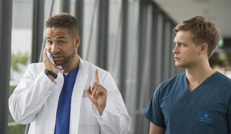 Dr. Matteo Moreau (Mike Adler, l.); Mikko Rantala (Luan Gummich, r.) – Bild: ARD /​ Jens-Ulrich Koch