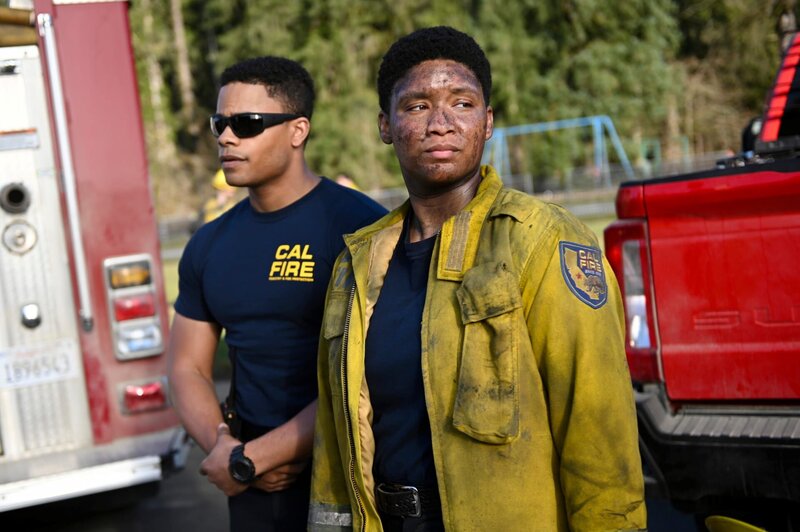 l-r: Jordan Calloway als Jake Crawford und Jules Latimer als Eve Edwards. – Bild: Sergei Bachlakov /​ CBS ENTERTAINMENT