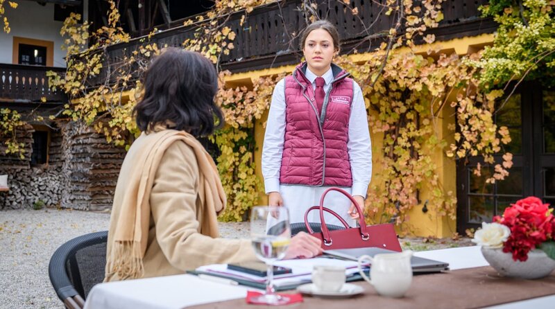 Maxi (Katharina Scheuba, r.) dankt Sophia (Krista Birkner, l.) durch die Blume, dass sie Henry aus der Schusslinie genommen hat. – Bild: ARD/​WDR/​Christof Arnold