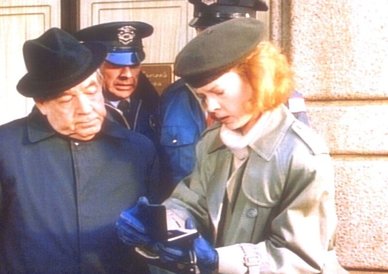 Pfarrer Dowling (Tom Bosley, l.) wird von Sgt. Clancy (Regina Krueger, r.) befragt … – Bild: ProSieben Media AG