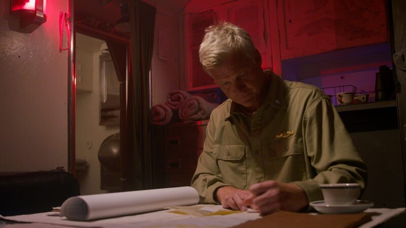 Kommandant Donald McGregor schreibt den Bericht über die erste Kriegspatrouille der USS Seahorse, eine Aufgabe, die normalerweise vom Exekutivoffizier übernommen wird. (Pazifikflotte II Productions Inc.) – Bild: Pacific Fleet II Productions Inc. /​ Pacific Fleet II Productions Inc.