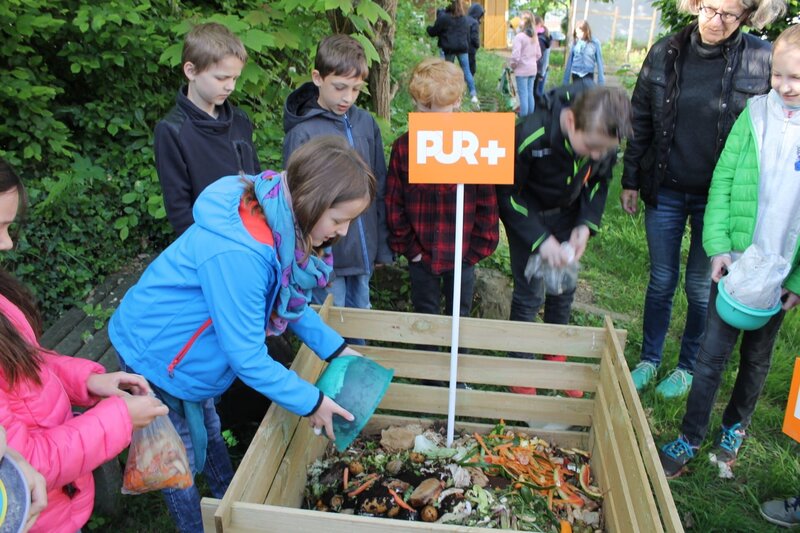 Wohin mit dem matschigen, ekligen Bioabfall? Entweder in die Biotonne oder auf einen selbst angelegten Komposthaufen. Die Schüler einer 4. Klasse der Grundschule Birk starten den Selbstversuch und legen einen eigenen Schulkompost an. Drei Monate lang füttern und beobachten sie ihren Haufen. Was passiert mit den Abfällen auf dem Komposthaufen? – Bild: ZDF/​Sandra Palm