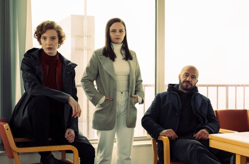 Neues Ermittler-Team im Bremer Tatort: Linda Selb, Liv Moormann und Mads Andersen müssen im „Tatort: Neugeboren“ erst zueinander finden. – Bild: Radio Bremen/​Christine Schroeder