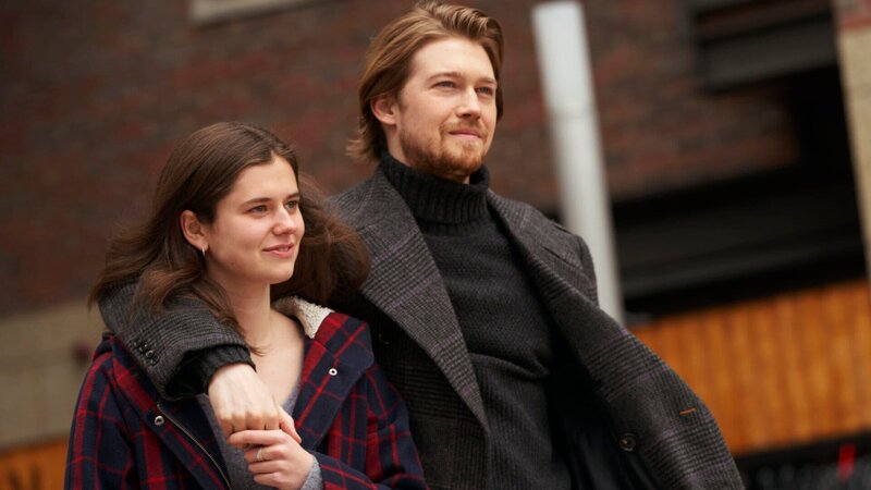 Zwischen Frances (Alison Oliver) und Nick (Joe Alwyn) scheint alles wieder besser zu laufen. Doch das ändert sich plötzlich auf einen Schlag. – Bild: ZDF