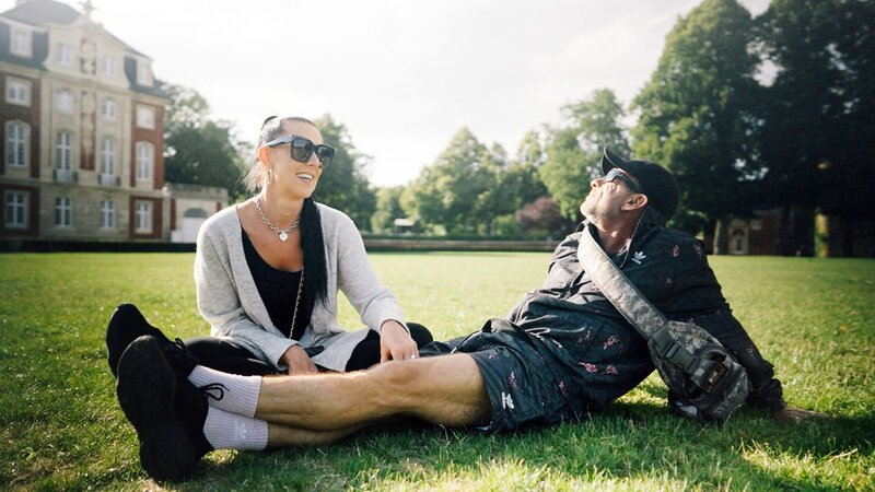 Bettina Habig, bekannt als Texas Patti, ist eine der schillerndsten Persönlichkeiten der deutschen Erotikbranche. Mit fast 2 Millionen Followern auf Instagram und einer beeindruckenden Karriere in den USA hat sie mit Ehemann Patrick sowie Partner Carsten eine erfolgreiche Marke geschaffen. – Bild: RTLZWEI