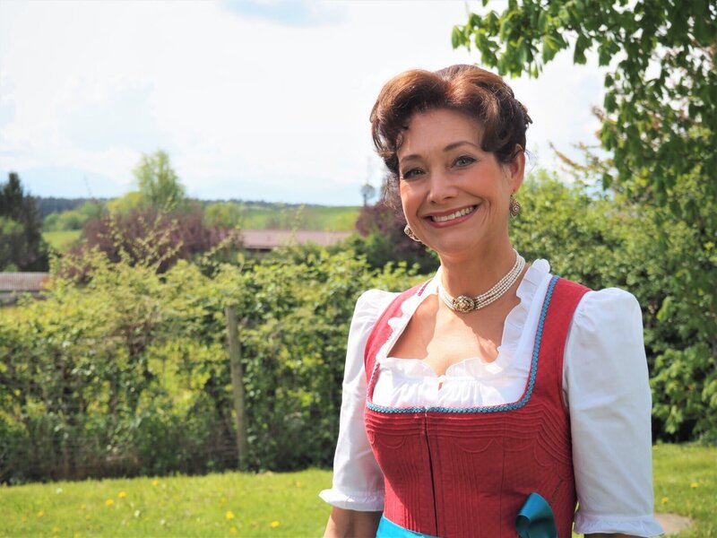 Elisabeth Rehm im Garten des Landgasthofs „Die Post“. – Bild: Amelie Völker /​ BR