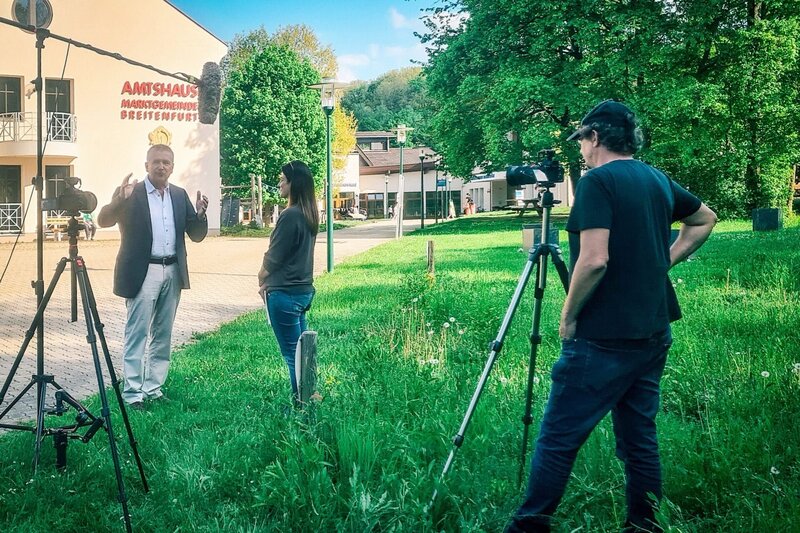 Ernst Morgenbesser (l.), Alt-Bürgermeister von Breitenfurt, ist ein Befürworter des Projekts Wiesenpark. Lisa Gadenstätter möchte wissen weshalb. – Bild: BFILM /​ ORF