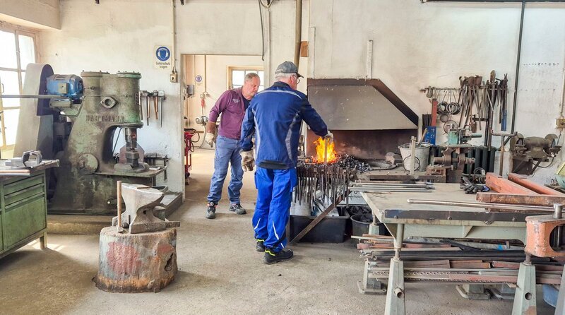Wolfgang und Silvio Poppe bauen im Schmiede-Familienbetrieb einen neuen Grill. – Bild: MDR